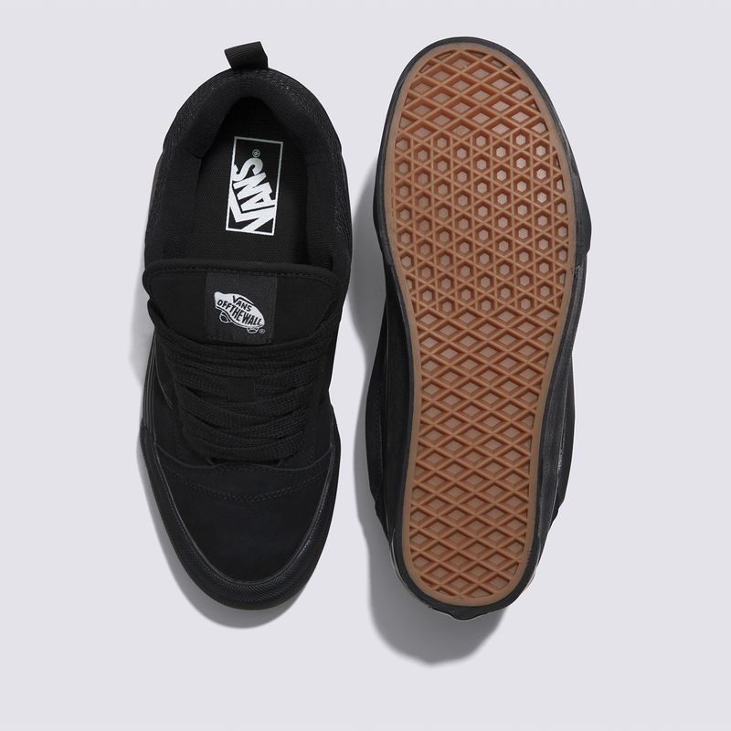 Vans negra discount con suela marron