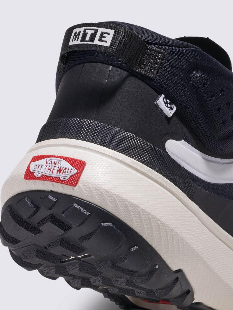 Zapatilla Adulto MTE Crosspath Mid Negro Vans